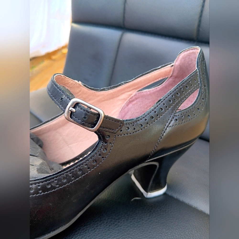 Chic Black Mary Jane Heels with Brogue Detailing